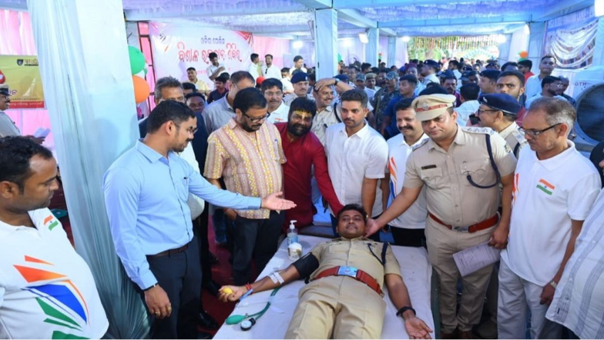 Jharsuguda Police collects record 2,290 blood units in a day; SP Raghavendra leads the drive