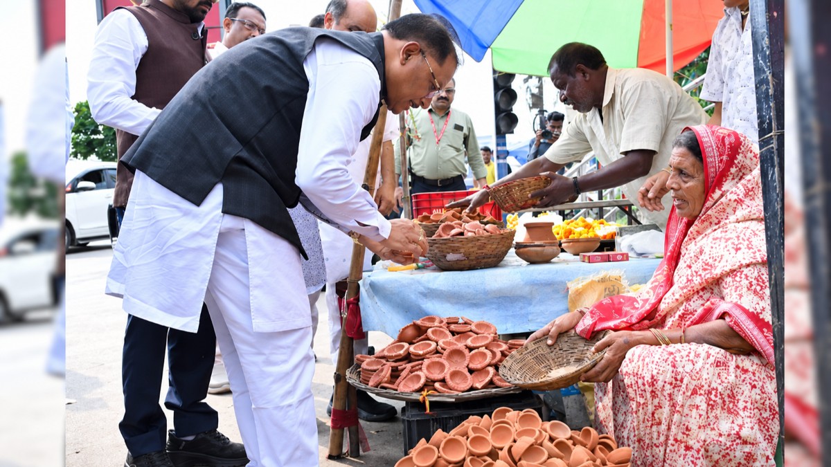CM Sai makes unscheduled stop at roadside stall, buys ‘Aashirwad Ka Diya’ from Meera